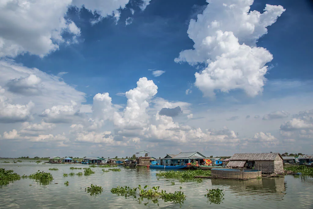 Un villaggio galleggiante sul lago Tonle Sap, in Cambogia