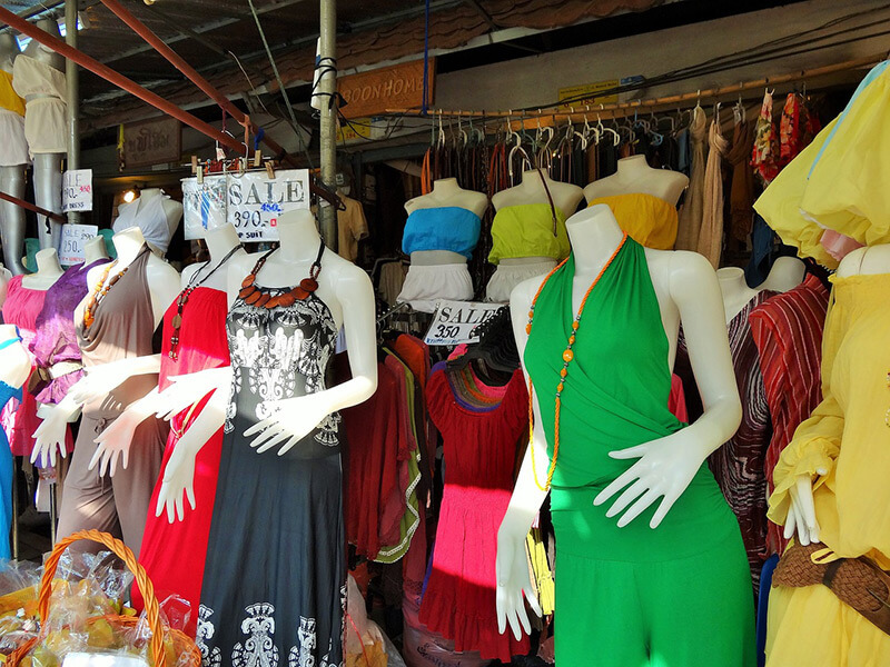 Negozio di abbigliamento nel mercato di Bangkok