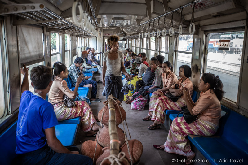 Circular Train, Yangon. Uomini e donne vestono il classico longyi di seta e cotone.
