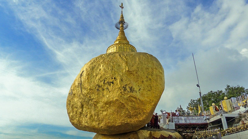 Non solo a Kakku: le pagode sono visibili in tutta la Birmania, tra cui la Golden Rock pagoda