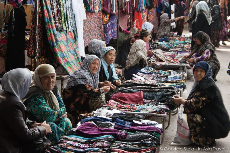 Un piccolo mercato nella valle di Fergana, uno dei luoghi più affascinanti da visitare in Uzbekistan