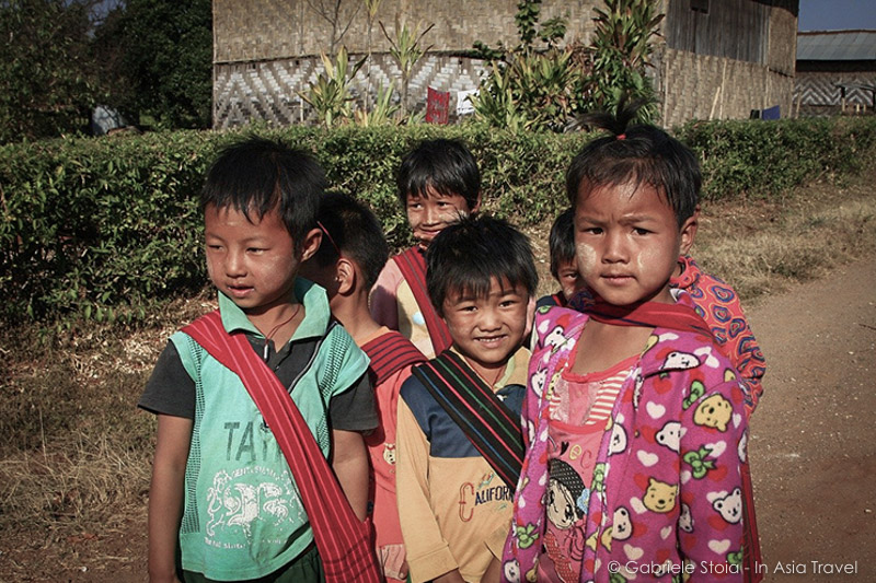 Nei dintorni di Kakku: bambini di etnia Pa’O