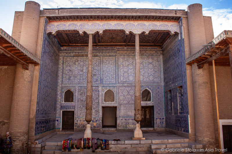Il palazzo Tosh-hovli, uno degli edifici con le decorazioni più favolose di tutta Khiva