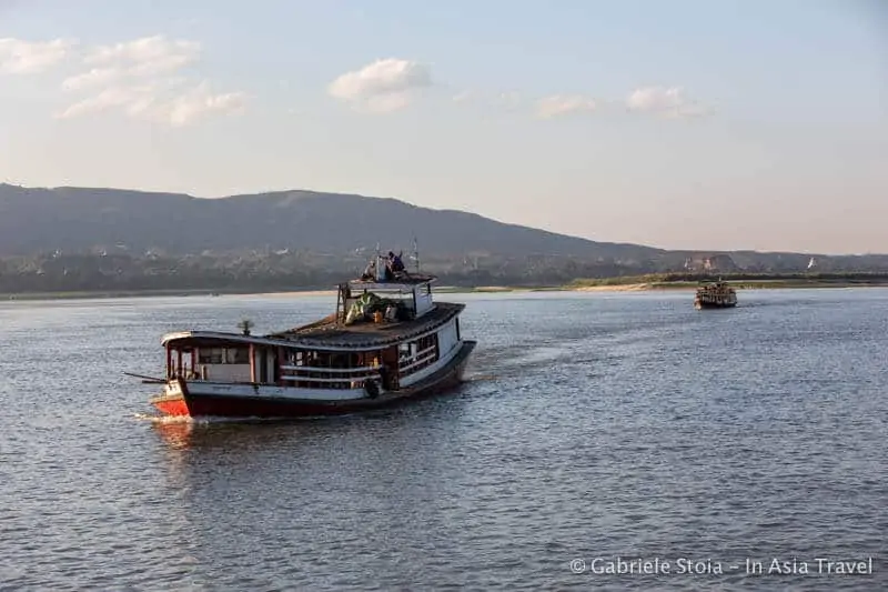 Battello sul fiume Irrawaddy a Mandalay