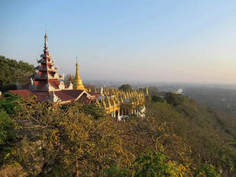 La collina di Mandalay, punteggiata di stupa e monasteri