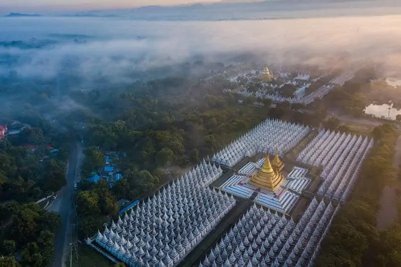 La Pagoda Kuthodaw di Mandalay contiene il più grande libro al mondo inciso su pietra