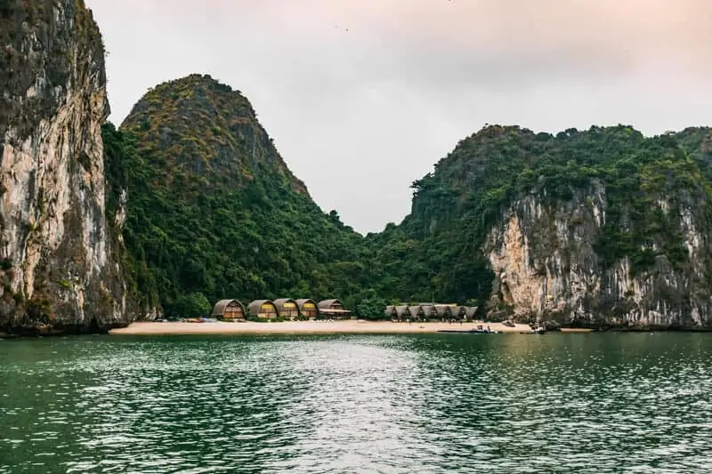 La baia di Lan Ha, nell'isola di Cat ba (Vietnam)