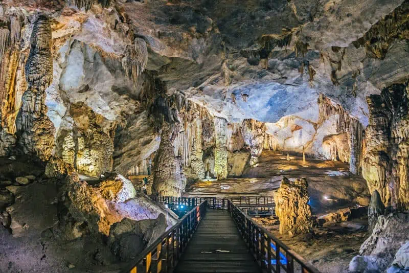 Grotta di Thien Cung, in una delle isole di Halong Bay