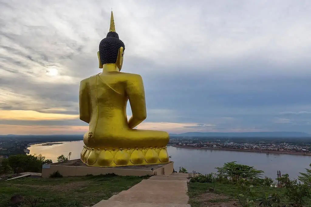 Il gigantesco Buddha dorato del Wat Phou Salao