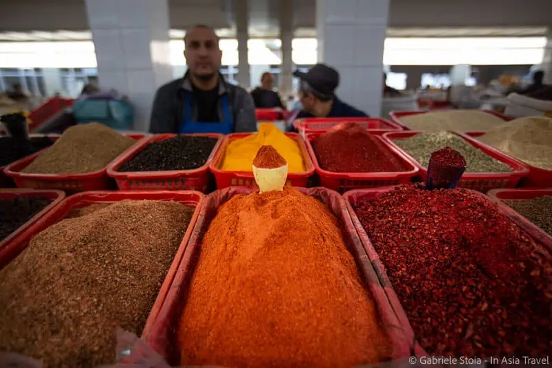 Spezie uzbeke in vendita al Chorsu Bazar di Tashkent, in Uzbekista