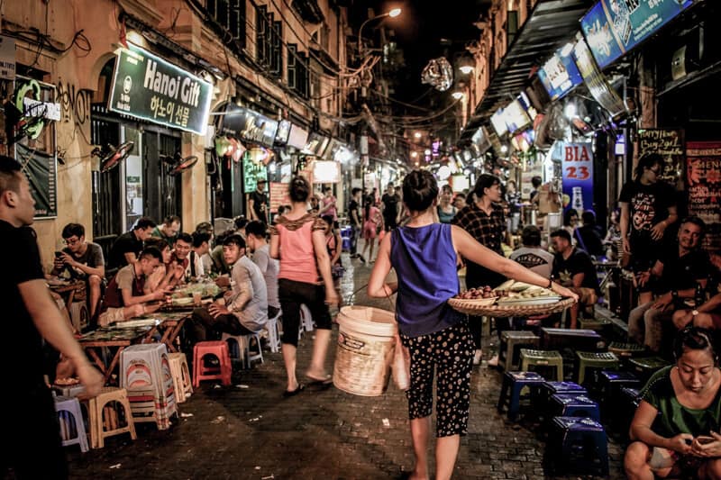 Un affollato e antico vicolo di Hanoi di sera