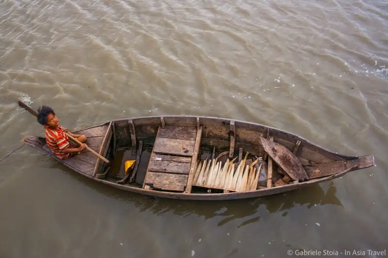 Bambino in una imbarcazione sul lago Tonle Sap