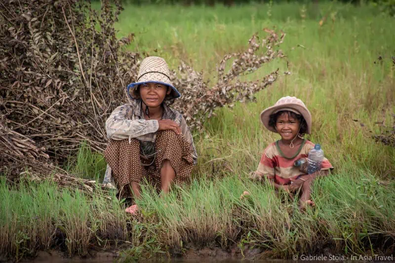 Foto che mostra due abitanti di un villaggio sul lago Tonle Sap