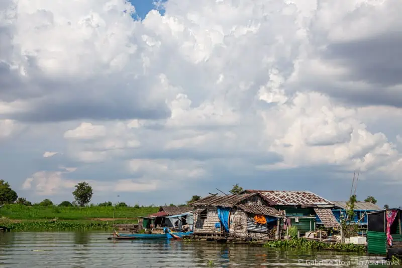 Le tipiche abitazioni dei villaggi galleggianti sul Tonle Sap