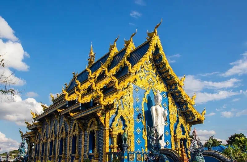 Il tempio Wat Rong Suea Ten, nella città thailandese di Chiang Rai