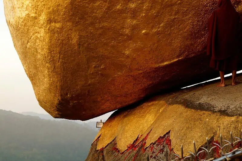 Golden Rock: la sottile area di contatto tra la piattaforma e la roccia