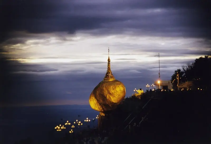 Veduta notturna del Golden Rock e della Pagoda Kyaiktiyo
