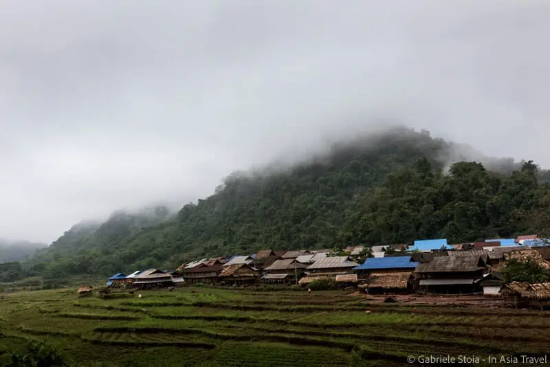 Villaggio tribale di montagna nel nord Laos: qui le temperature sono più fresche