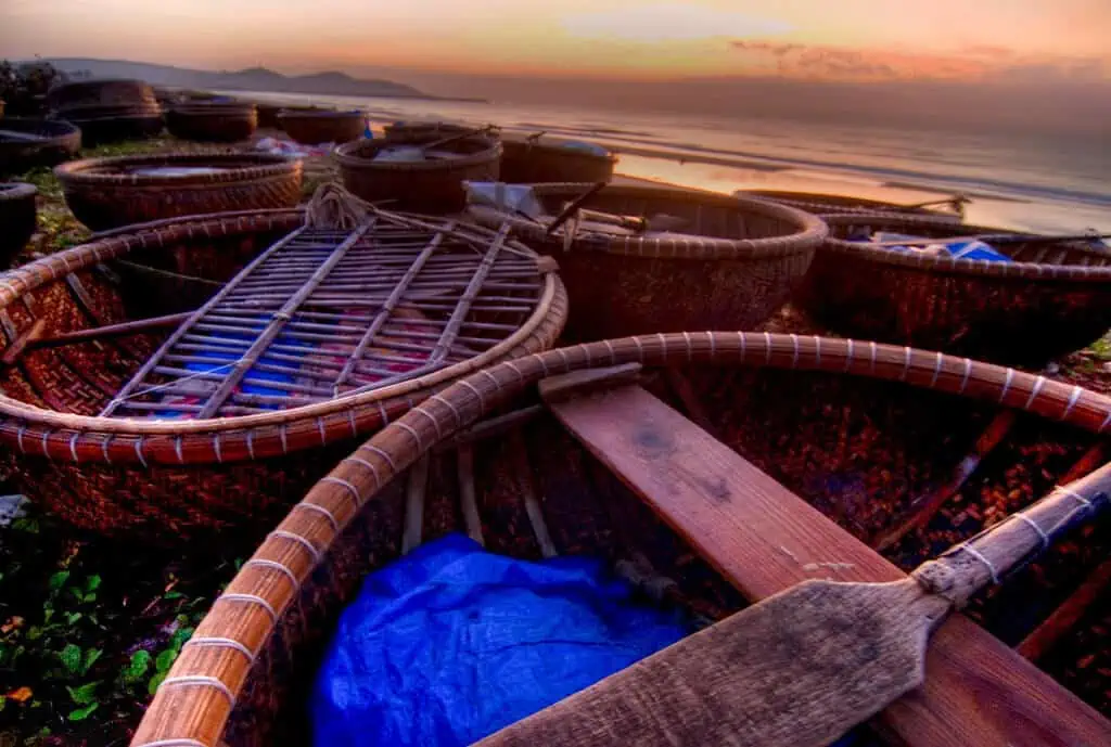 L'alba sulla spiaggia di fronte al villaggio di pescatori di Doi Duong, in Vietnam