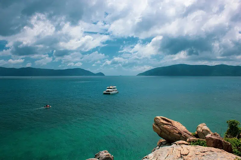 Veduta paesaggistica del mare e delle isole di Con Dao, in Vietnam
