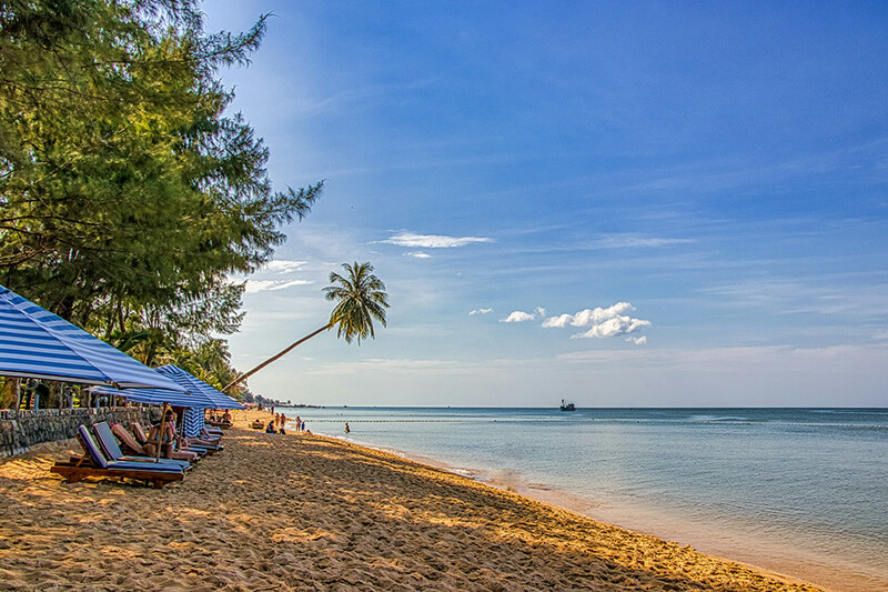 Spiaggia dell'isola di Phu Quoc, con palme che sporgono verso il mare del Vietnam